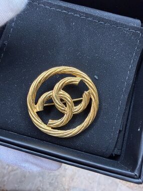 CHANEL Gold-Tone Interlocking CC Round Brooch